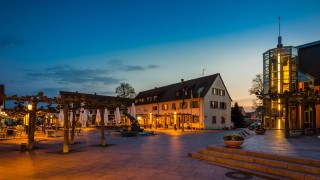 Stadtbild von Neuenburg mit dem Rathaus im Bild.