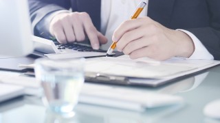 Dienstleistungs- und Servicepakete schnüren. Mann unterschreibt Unterlagen.