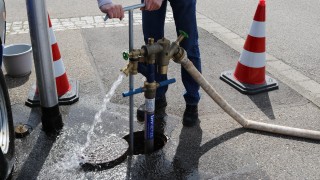 Ein Standrohr kann an den nächstgelegenen Hydranten angeschlossen werden, um Wasser aus dem Versorgungsnetz der badenovaNETZE zu beziehen.