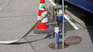 Ein Standrohr kann an den nächstgelegenen Hydranten angeschlossen werden, um  Wasser aus dem Versorgungsnetz der badenovaNETZE zu beziehen.
