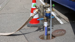 Ein Standrohr kann an den nächstgelegenen Hydranten angeschlossen werden, um Wasser aus dem Versorgungsnetz der badenovaNETZE zu beziehen.