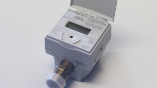 Digitaler Funkwasserzähler Der digitale Funkwasserzähler von Diehl misst den Durchluss per Ultraschall.