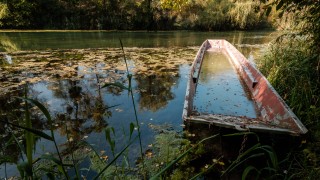 Altes Kanu im Baggersee in Weisweil.