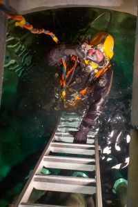 Ein Industrietaucher im Ranney Brunnen