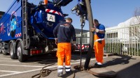 bnNETZE-Mitarbeiter beim Spülvorgang