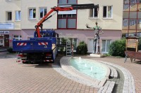 Die Anlieferung des Plastikmenschen in Alpirsbach durch die badenova